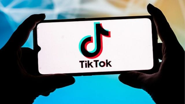 Com a popularidade estrondosa do Tik Tok, as empresas começaram a notar que é um excelente canal para se comunicar com os clientes e até mesmo realizar vendas. Segundo um levantamento realizado pela Statisa, o Brasil é o segundo país que mais usa a rede no mundo, ficando atrás apenas da China, com isso, cerca de 4, 72 milhões de brasileiros. Mas, o que diferencia o Tik Tok das outras redes ? A facilidade de viralização, usabilidade e foco principal na produção de vídeos. Quer saber como começar a usar o tik tok para vender mais? Continue lendo! O que é o Tik Tok? Tik Tok é uma rede social que nasceu em 2016, chamada de Douyin, para o compartilhamento de vídeos curtos (de até 3 minutos). O aplicativo se tornou o mais baixado do mundo em 2020, com mais de 1 bilhão de usuários em todo o mundo. No último levantamento realizado pela Statisa, o país é o segundo que mais usa a rede social no mundo, ficando atrás apenas da China. Além disso, a pesquisa mostrou que até 2025, a plataforma deve registrar a marca de 4,92 milhões de usuários ativos. Vale lembrar que recentemente os vídeos que ficam mais em alta na rede, possuem até 15 segundos. Como funciona o Tik Tok? A principal função do aplicativo é que os usuários possam filmar vídeos de si mesmos, dublando, dançando e representando em um quadro verde. Os vídeos podem ter até 15 segundos de duração, mas é possível conectar vários clipes curtos e formar uma gravação de até 60 segundos. Recentemente, a plataforma expandiu o tempo limite para três minutos, mas é provado que os vídeos menores ainda têm mais acesso e engajamento. Além disso, os usuários têm acesso a músicas, efeitos especiais, filtros, trechos de filmes e som para adicionar ao vídeo. Quais são as vantagens de usar o TIK TOK no negócio? Hoje em dia, as redes sociais representam 34% das vendas do e-commerce, e a tendência é que esse número cresça ainda mais nos próximos anos. Com um ritmo acelerado de crescimento, o TIK TOk traz inúmeras vantagens para a empresa, como: Aumentar a visibilidade Como comentamos, a rede social possui mais de 1 bilhão de usuários ativos em todo o mundo, com isso um número maior de pessoas podem ter acesso a sua marca, conhecer seus produtos/serviços e até mesmo um pouco mais da história da sua empresa. Além disso, o reconhecimento do consumidor aumenta a visibilidade e valor de mercado da empresa. Decisão de compra Quanto tempo sua empresa demora para converter um lead em vendas? As redes sociais podem acelerar e reduzir o tempo da tomada de decisão de compra. Em pesquisa realizada pelo SPC Brasil, divulgado no E-commerce Brasil, 97% dos consumidores buscam informações na internet antes de comprar um produto. Isso significa que as pessoas procuram dados, ler a experiência de outros clientes e conversar com as lojas para entender mais sobre o produto ou serviço. Logo, o conteúdo que é oferecido no TIK TOK tem a oportunidade de levar clareza e ajudar a empresa a fechar negócios. Redução da jornada de compra Além de um ótimo canal de atração, o tik tok é uma forma de manter um relacionamento a longo prazo com os clientes. Principalmente no pós-venda, o profissional pode manter o contato através da mídia para entender se o consumidor gostou do produto, a experiência de compra e identificar novas oportunidades de negócio. 5 dicas práticas para vender na plataforma Agora que você já sabe mais sobre a plataforma, listamos cinco dicas práticas para você começar a usar o aplicativo e bombar nas vendas. Confira abaixo como divulgar o seu negócio e vender seus produtos/ serviços: Configure a conta para seu nicho O primeiro passo após criar a sua conta, é habilitar a conta pessoal para conta corporativa, assim você terá acesso a um painel de informações e dados que vão oferecer dados como desempenho do conteúdo, horário de postagem, períodos em que sua audiência está online entre outros. Perfil do seu negócio Assim como nas outras redes sociais, você deve inserir uma descrição da sua marca para ser exibida no seu perfil, e-mail, dados para contato e site, caso tenha. Análise: é importante monitorar o desempenho dos vídeos, analisando dados de engajamento, compartilhamento e comentários. Essas informações vão ajudá-lo a ser mais assertivo. Configurações das mensagens: pensando em facilitar o seu dia a dia, faça a habilitação do botão resposta automática quando alguém interagir com a sua empresa através de uma palavra-chave. Isso vai auxiliar no atendimento e filtro de mensagens que são mais importantes. Business Creative Hub: o conteúdo para empresas permite que o usuário navegue em busca de palavras-chave, conteúdos relacionados a sua marca, encontre tendências e muito mais. Na próxima dica vamos falar sobre a qualidade do conteúdo, afinal ela é responsável por parte do engajamento da sua empresa. Continue com a gente! Conteúdo de qualidade Como comentamos, o aplicativo permite que o próprio usuário faça edições de vídeo, inserindo músicas, imagens e demais itens, mas caso você deseje um conteúdo mais profissional pode investir em um curso de edição. Outro ponto importante para um conteúdo de qualidade é estimular a audiência a interagir com o conteúdo, colhendo o feedback você vai aumentar as suas chances de produzir vídeos cada vez mais interessantes para o seu público alvo. Para isso, busque tendências de vídeos, músicas e assuntos que possam ser relacionados com o seu produto. Com isso, você tem mais chance de aumentar as visualizações do seu conteúdo e consequentemente vender mais. Interação com o público Regra nº 1 converse com seus seguidores. Responder, perguntar, tirar dúvidas, realizar enquetes e outras ações vai criar uma relação de proximidade com o seu seguidor. Outro fator de interação é não ficar muito tempo sem publicar novos conteúdos, pois no TIK TOK a frequência é tão importante quanto a qualidade. Tik Tok for business Por fim, O TIK TOk for Business é um espaço destinado para comerciantes que desejam investir em anúncios pagos. Essa é uma opção interessante, pois a plataforma irá direcionar o conteúdo para o seu público alvo e vai impactar um número maior de pessoas. Na sessão de anúncio, você pode realizar uma campanha especial, com tempo de duração pré determinado, assim você consegue utilizar a plataforma de maneira estratégica. Conclusão O TIK TOK é uma rede social que vai crescer cada vez mais nos próximos anos. Os usuários gostam da facilidade de produzir e consumir conteúdos, além de poder ser uma ferramenta eficiente de marketing para as empresas. Mas, para saber se a rede é importante para a sua empresa, você pode começar testando conteúdos, interação com seguidores e analisando se aquele é o local mais adequado para o seu produto/serviço. E lembre-se, não desista antes de tentar. Gostou? Aqui no Marketing Machine nós sempre trazemos os principais conteúdos sobre negócios, marketing e vendas para ajudar o seu negócio a crescer. Continue acompanhando o nosso site!